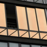 Тонированные окна здания